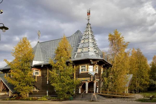 Obwód leningradzki, Rosja - 26 września 2019: Fasada pięknego drewnianego domu ozdobionego tradycyjnymi motywami we wsi Verkhniye Mandrogi — Zdjęcie stockowe
