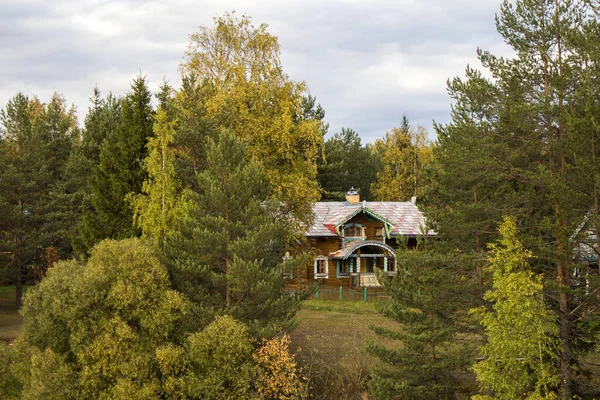 Oblast Leningrad, Russia - September 26, 2019: Facade of a beautiful wooden house decorated with traditional motifs in the village of Verkhniye Mandrogi — Stock Photo, Image