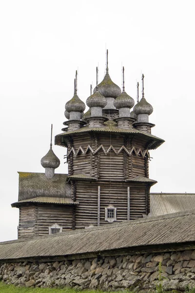 俄罗斯卡累利阿- 2019年8月27日：日落景观，可看到俄罗斯卡累利阿地区Kizhi岛上的变形金刚教堂和农舍 — 图库照片