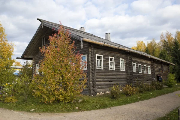 Oblast de Leningrado, Rússia - 26 de setembro de 2019: Fachada de uma bela casa de madeira decorada com motivos tradicionais na aldeia de Verkhniye Mandrogi — Fotografia de Stock