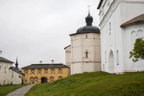 Kirillov, Rússia - 18 de setembro de 2019: Mosteiro de Kirillo-Belozersky. Maior mosteiro do norte da Rússia com mau tempo — Fotografia de Stock