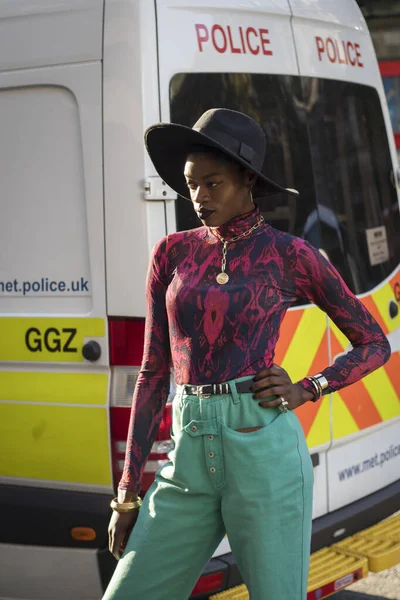 Λονδίνο, Uk- 13 Σεπτεμβρίου 2019: Άνθρωποι στο δρόμο κατά τη διάρκεια της Εβδομάδας Μόδας του Λονδίνου. Κορίτσι με μαύρα στενά τζιν, ένα μπορντό ζιβάγκο και ένα φαρδύ καπέλο — Φωτογραφία Αρχείου