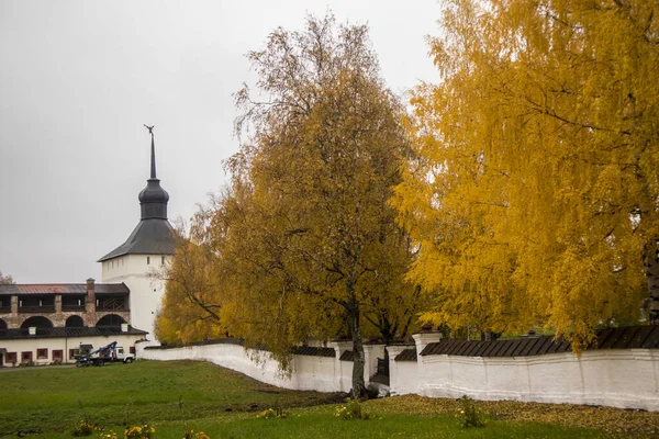 Kirillov, Ryssland - 18 september 2019: Kirillo-Belozerskijs kloster. Största klostret i norra Ryssland i dåligt väder — Stockfoto
