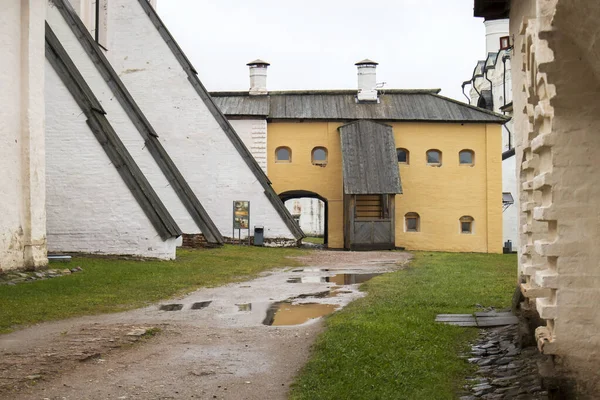 Kirillov, Russia - 18 settembre 2019: Monastero di Kirillo-Belozersky. Il più grande monastero della Russia settentrionale con un brutto tempo — Foto Stock