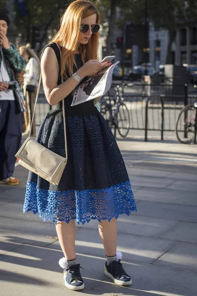 Londra, Uk- 13 Eylül 2019: Londra Moda Haftası boyunca sokaktaki insanlar. Pembe tişörtlü, şeffaf plastik çantalı küçük örgülü kız. — Stok fotoğraf