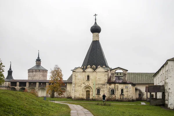 Kirillov, Rússia - 18 de setembro de 2019: Mosteiro de Kirillo-Belozersky. Maior mosteiro do norte da Rússia com mau tempo — Fotografia de Stock