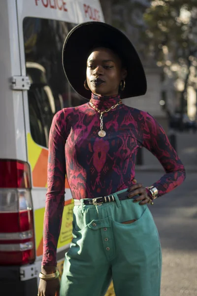 LONDON, UK- SEPTEMBER 13 2019: People on the street during the London Fashion Week. Girl in black skinny jeans, a burgundy turtleneck and a wide-brimmed hat — ストック写真