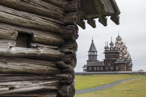 Carélie, Russie - 27 août 2019 : Coucher de soleil avec vue sur l'église de la Transfiguration et la ferme sur l'île de Kizhi, région de Carélie, Russie sous la pluie — Photo