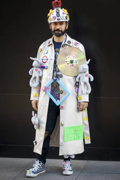 Ένας άντρας με παλτό και κράνος με ραμμένα παιχνίδια από την ΙΚΕΑ. — Φωτογραφία Αρχείου