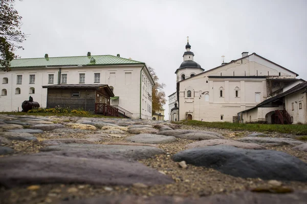 Kirillow, russland - 18. September 2019: kirillo-belozersky kloster. Das größte Kloster Nordrusslands bei schlechtem Wetter — Stockfoto