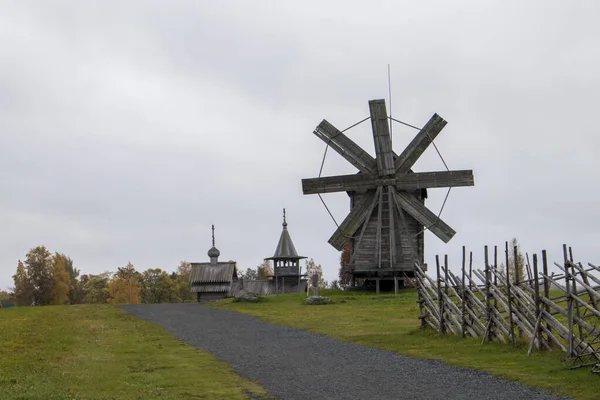 Karelia, Rosja - sierpień 27, 2019: Zachód słońca z widokiem na Kościół Przemienienia Pańskiego i dom rustykalny na wyspie Kizhi, obwód Karelia, Rosja w deszczu — Zdjęcie stockowe