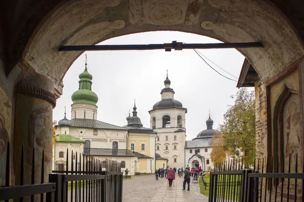 Kirillow, russland - 18. September 2019: kirillo-belozersky kloster. Das größte Kloster Nordrusslands bei schlechtem Wetter — Stockfoto
