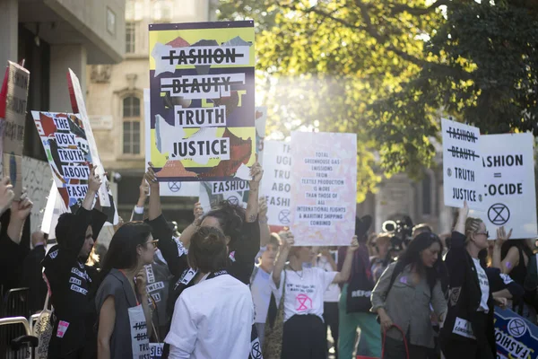 LONDRES, Reino Unido 13 DE SEPTIEMBRE DE 2019: La gente en la calle durante la Semana de la Moda de Londres. Activistas protestan contra la industria de la moda — Foto de Stock