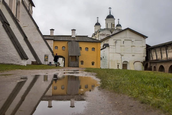 Kirillov, Rússia - 18 de setembro de 2019: Mosteiro de Kirillo-Belozersky. Maior mosteiro do norte da Rússia com mau tempo — Fotografia de Stock