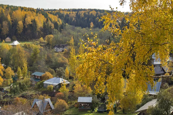 RUSSIA, Plyos - 04 de outubro de 2019: Região de Ivanovo. Floresta de outono amarela brilhante no fundo do rio Volga. da altura da Montanha da Catedral. Varvara igreja e casas coloridas no outono dia ensolarado . — Fotografia de Stock