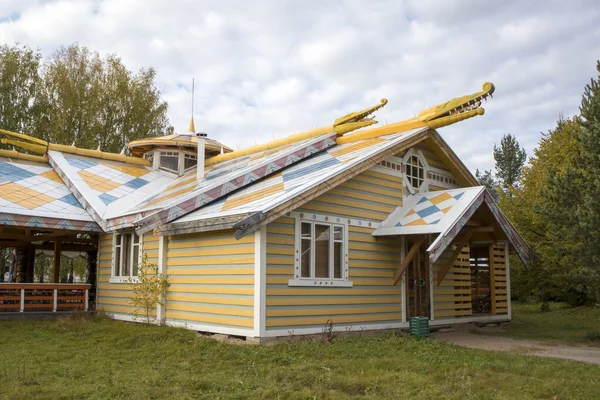 Oblast Leningrad, Rusia - 26 de septiembre de 2019: Fachada de una hermosa casa de madera decorada con motivos tradicionales en el pueblo de Verkhniye Mandrogi — Foto de Stock
