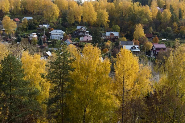 RUSSIA, Plyos - 04 de outubro de 2019: Região de Ivanovo. Floresta de outono amarela brilhante no fundo do rio Volga. da altura da Montanha da Catedral. Varvara igreja e casas coloridas no outono dia ensolarado . — Fotografia de Stock