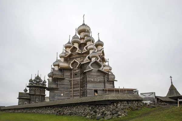Karelia, Rusia - 27 de agosto de 2019: Paisaje al atardecer con vista a la Iglesia de la Transfiguración y casa de campo en la isla de Kizhi, región de Karelia, Rusia en la lluvia — Foto de Stock