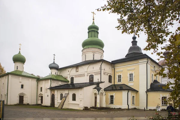 Kirillov, Rusya - 18 Eylül 2019 Kirillo-Belozersky Manastırı. Kötü havada Kuzey Rusya 'nın en büyük manastırı. — Stok fotoğraf