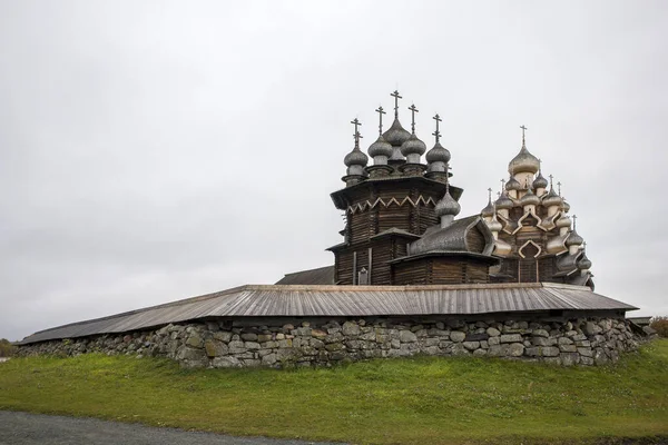 Karelia, Rusia - 27 de agosto de 2019: Paisaje al atardecer con vista a la Iglesia de la Transfiguración y casa de campo en la isla de Kizhi, región de Karelia, Rusia en la lluvia — Foto de Stock