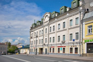 Moskova, Rusya - 25 Mayıs 2020, Yauzskaya Caddesi. Kotelnicheskaya seti üzerindeki Stalinist gökdelenin manzarası