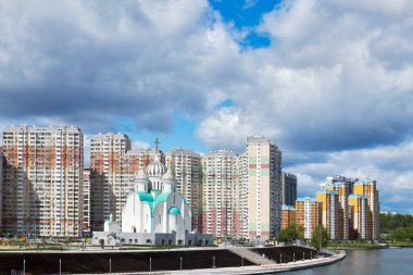 MOSCOW, RUSSIA - 16 Mayıs 2020: Pavshinsky taşkın sahasının yeni bölgesinde Moskova nehir seti ve St. Nicholas Kilisesi inşaatı