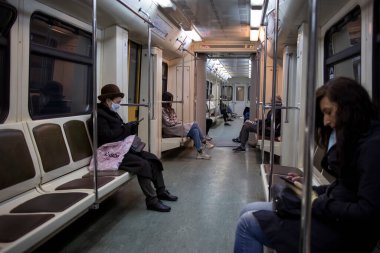 Metro vagonunda Coronavirus 'u korumak için tıbbi maske takan kadınlar. Koronavirüs salgını ve erişim kontrolü yüzünden karantina. Kadınlarda seçici odak