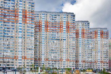 MOSCOW, RUSSIA - 16 Mayıs 2020: Pavshinsky taşkın sahasının yeni bölgesinde Moskova nehir seti ve St. Nicholas Kilisesi inşaatı