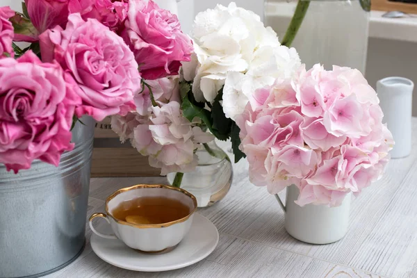 Ramos Hortensias Rosas Una Taza Entre Ellas Color Rosa — Foto de Stock