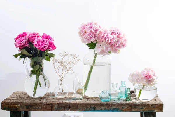 Ein Strauß Roter Rosen Einer Glasvase Und Alt Trägt Einen — Stockfoto