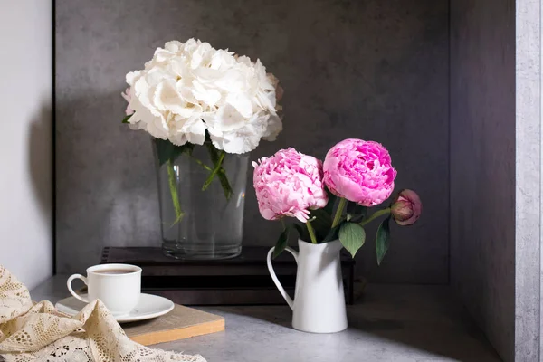 Hortensia Blanca Peonía Jarrón Vidrio Con Una Pequeña Taza Café —  Fotos de Stock