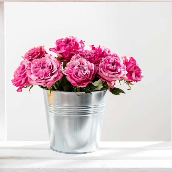 Ramo Rosas Rojas Cubo Lata Sobre Fondo Blanco Pared Copiar — Foto de Stock