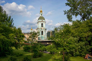 Moskova, Rusya - 25 Mayıs 2020, Yauzskaya Caddesi, 5 numaradaki tarihi bina. Akşam saatlerinde Yauzskaya Caddesi 'ndeki Trinity Kilisesi' nin çan kulesi.