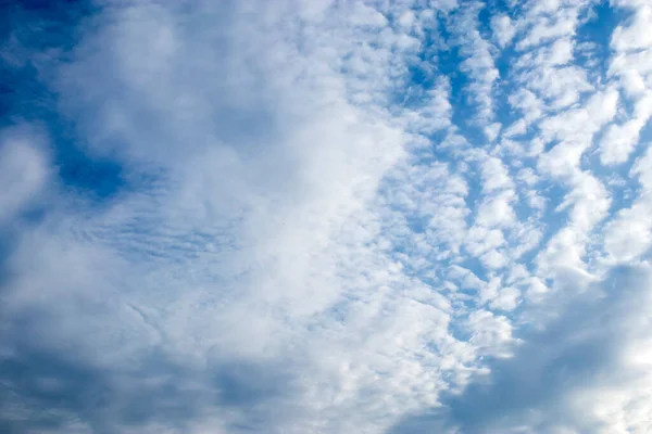 Beautiful Vibrant Cirrus Cumulus Clouds Background Landscape Copy Space — Stock Photo, Image