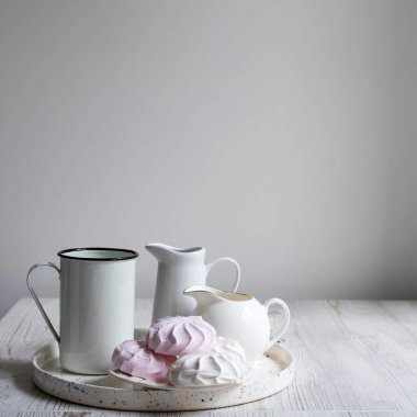 Kupalı bir tepsi, sütçü ve pembe şekerleme. Boşluğu kopyala