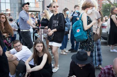 Moskova, Rusya - 26.06.2020, Cuma sabahı polis bariyerleri arkasında halk toplandı. Film yönetmeni Kirill Serebrennikov, hükümet himayesini zimmetine geçirmekten suçlu bulundu.