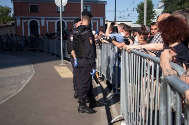 Moskova, Rusya - 26.06.2020, Cuma sabahı polis bariyerleri arkasında halk toplandı. Film yönetmeni Kirill Serebrennikov, hükümet himayesini zimmetine geçirmekten suçlu bulundu.