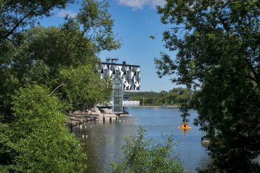 MOSCOW, RUSSIA - 24 Haziran 2020: Dünyanın 119 Bulvarı, VDNKh 'daki Kamenka Nehri yakınlarındaki modern bina