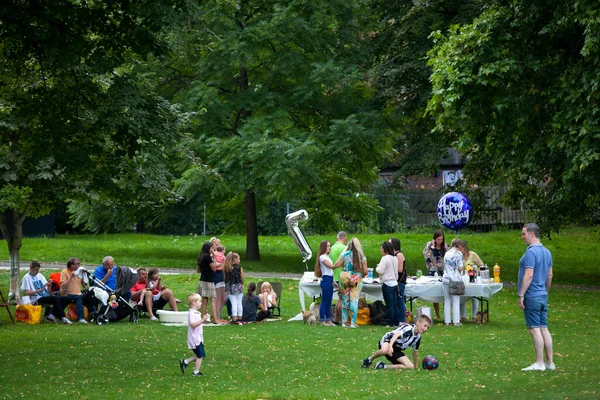 2019年7月17日 伦敦维多利亚公园野餐 有朋友的家庭庆祝孩子的生日 — 图库照片