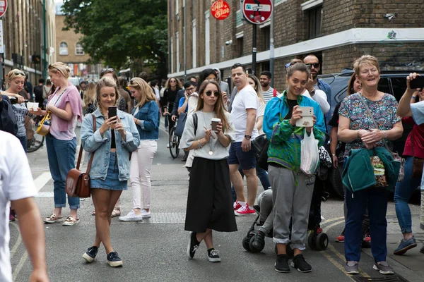Λονδίνο Ηνωμένο Βασίλειο Ιουλίου 2019 Πολλά Κορίτσια Στο Πλήθος Παίρνουν — Φωτογραφία Αρχείου