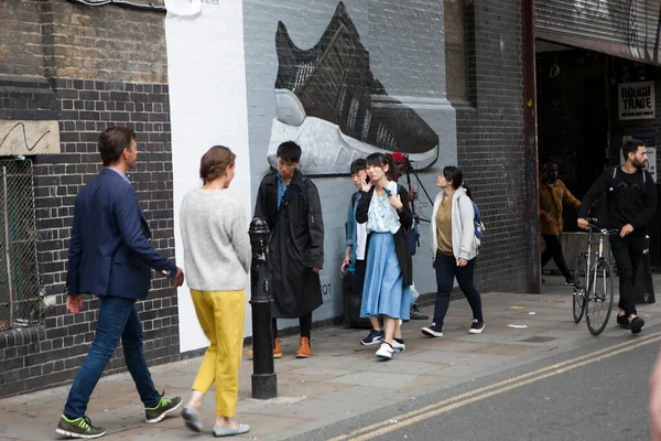 Лондон Великобритания Июля 2019 Года Группа Модно Одетых Азиатских Подростков — стоковое фото