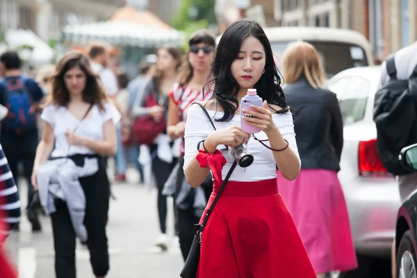Лондон Великобритания Июля 2019 Года Девушка Брюнетка Белой Блузке Красной — стоковое фото