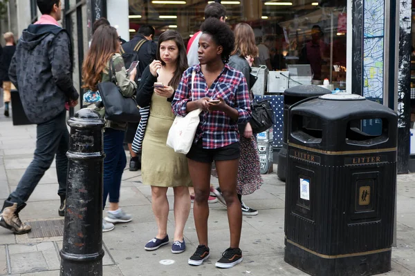 London Juli 2019 Twee Meisjes Met Telefoons Vragen Zich Waar — Stockfoto
