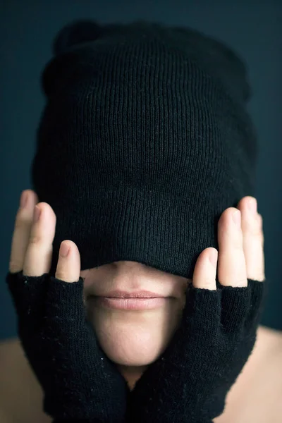 Unerkennbares Mädchen Mit Schwarzem Hut Über Die Augen Gezogen Und — Stockfoto