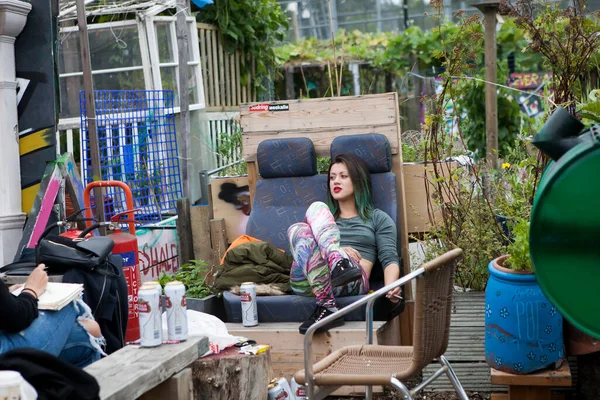 London July 2019 Nomadic Community Garden Communal Garden Party Girl — Stock Photo, Image