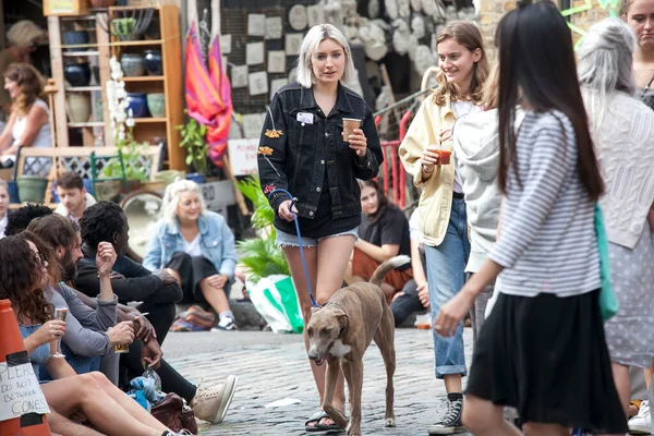 London July 2019 Columbia Road Flower Market Blonde Girl Short — Stock Photo, Image