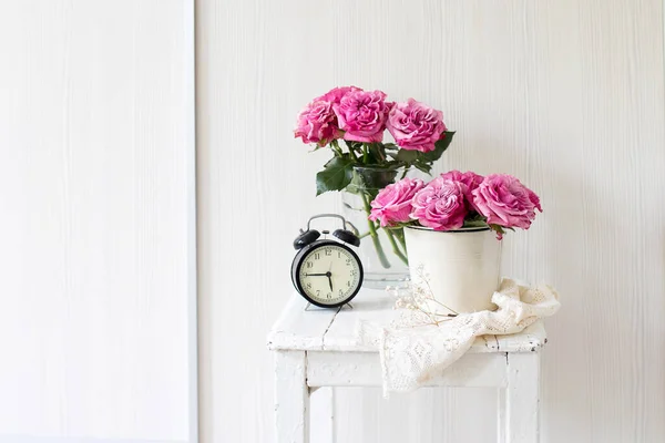 Букет Розовых Роз Жестяном Белом Ведре Старом Стуле Будильником Салфеткой — стоковое фото