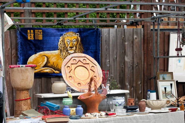 London Juli 2019 Pluche Blauw Tapijt Met Tijger Keramische Borden — Stockfoto