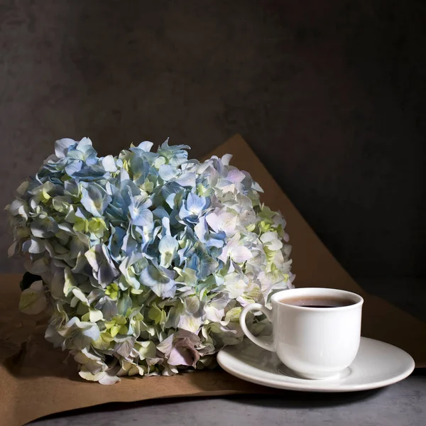 Grön Blå Hortensia Glasvas Med Liten Kopp Kaffe Bok Med — Stockfoto