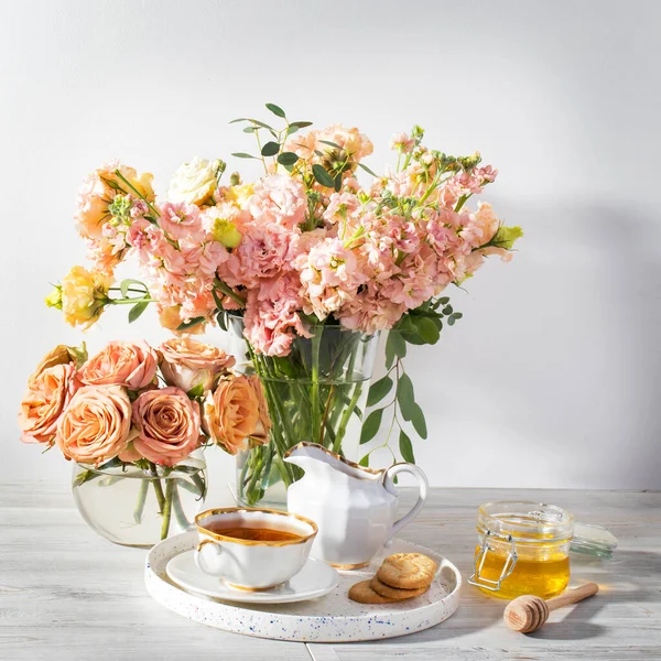 Bröllopsbukett Rosa Och Orange Lisianthus Antirinum Och Eukalyptus Glasvas Köksbordet — Stockfoto